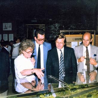 Inauguration de l'exposition sous les regard d'Alain Bonnet (ancien député de la Dordogne) et Bernard Bioulac (ancien président du Conseil Génral de la Dorgogne) ; 1984 (c) Fonds ASFSL, série 114J, AD24