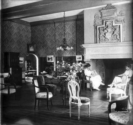 Cliquer pour agrandir : Le salon du château et sa cheminée ; 1913 (c) Fonds Combescot, série 47FI, AD24